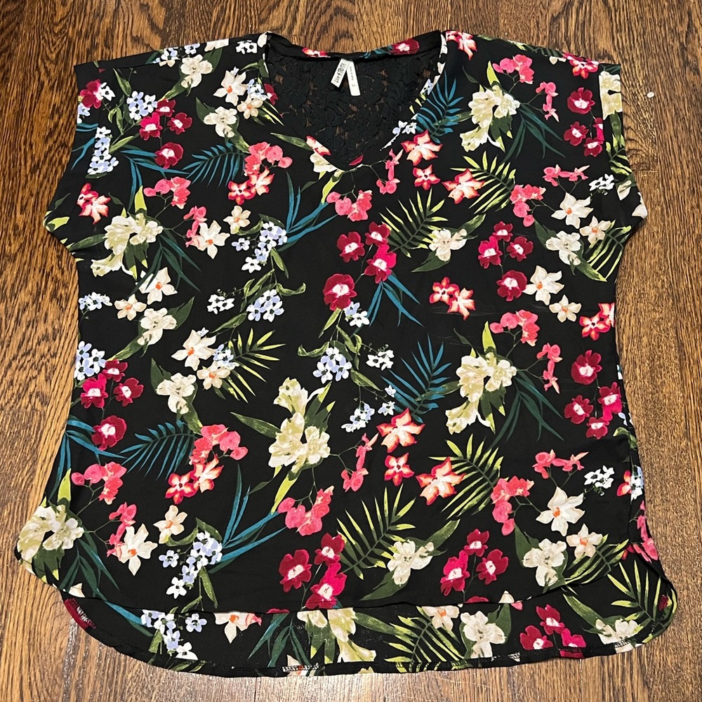 Live 4 Truth short sleeve v-neck blouse. size XL. worn two times. Like new!
